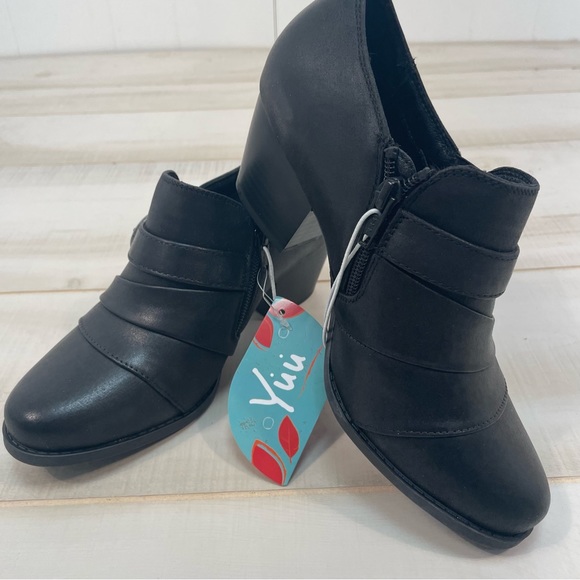 NIB Yuu Raley Black Chunky Heel Ankle Boots Side Zip, Sz 7W - Picture 2 of 10